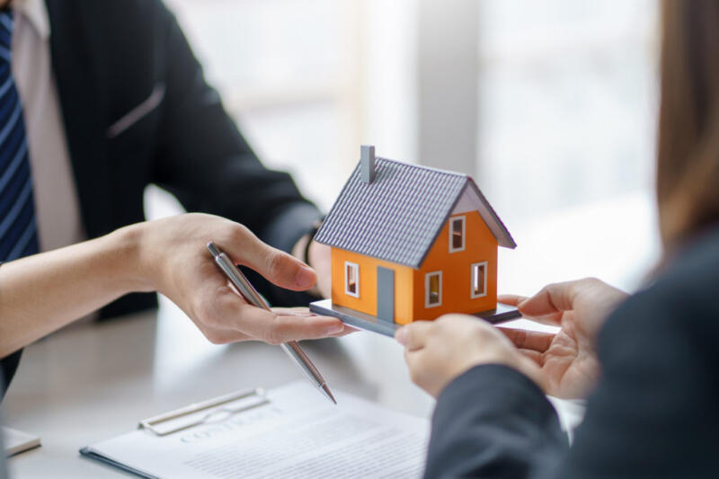 Real estate agent to buy house and land are delivering house to customer after agreeing to make a home purchase agreement.
